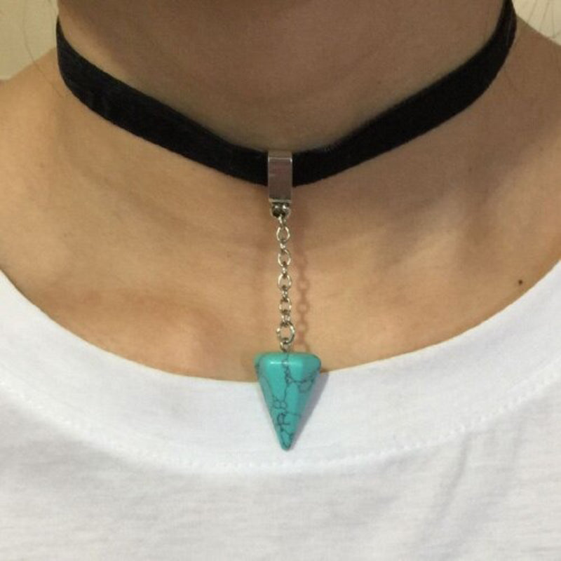 Chokerhalsketten mit kegelförmigem Anhänger aus Naturstein