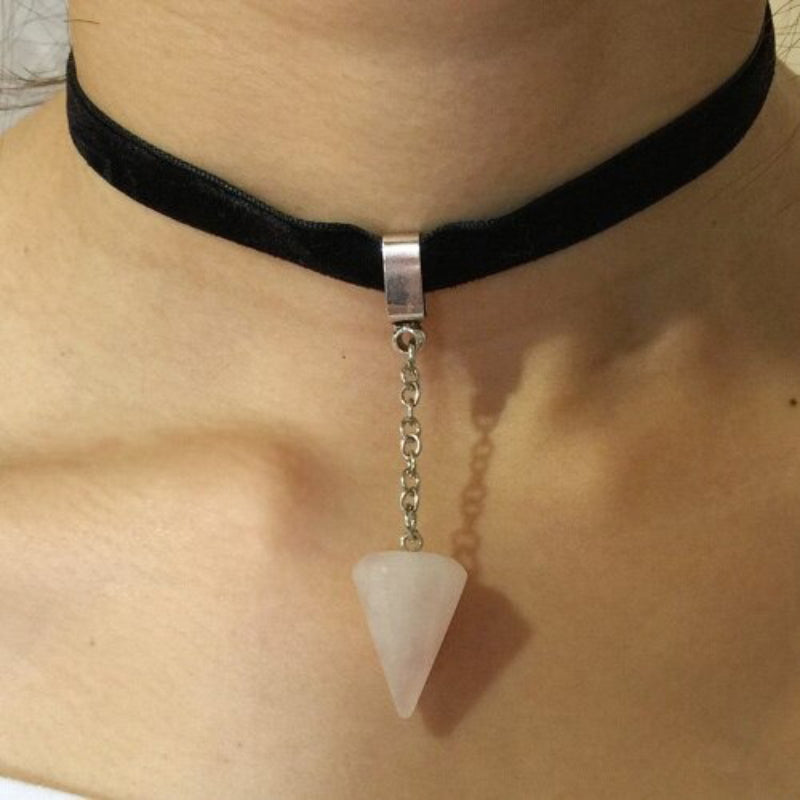 Chokerhalsketten mit kegelförmigem Anhänger aus Naturstein