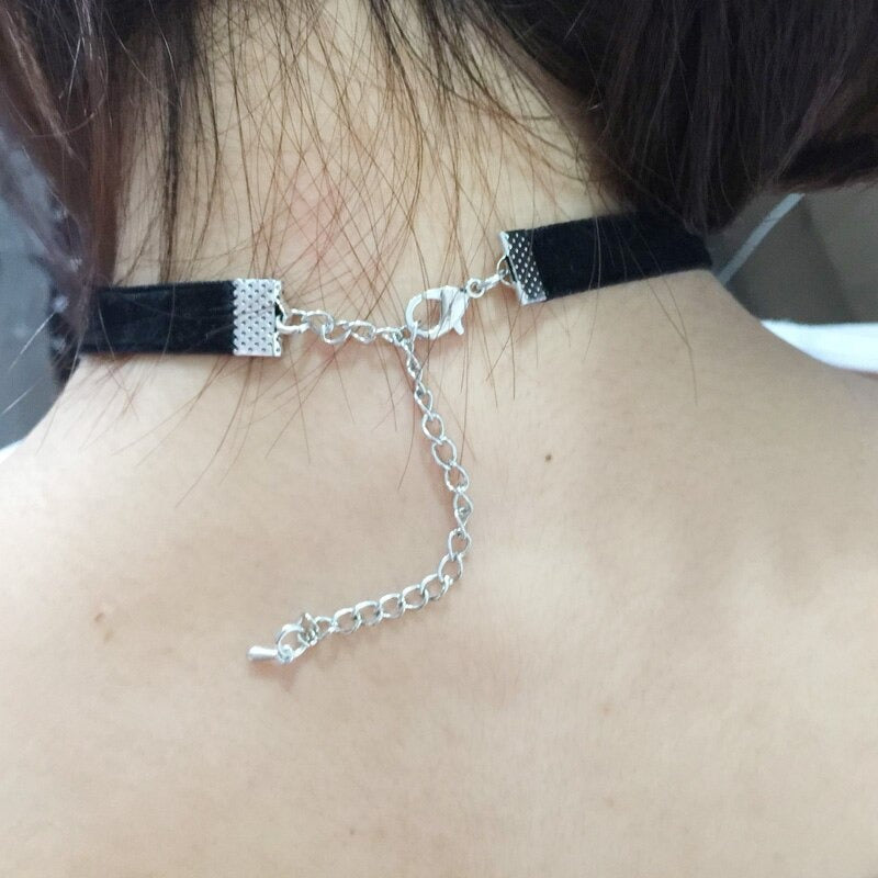 Chokerhalsketten mit kegelförmigem Anhänger aus Naturstein