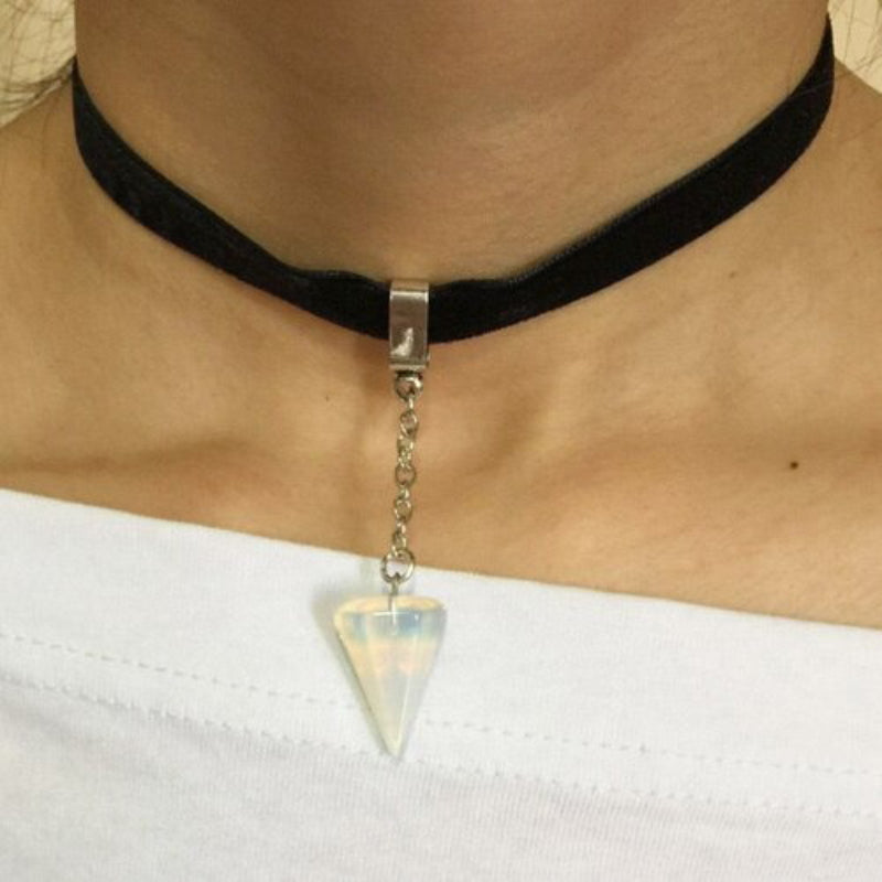 Chokerhalsketten mit kegelförmigem Anhänger aus Naturstein