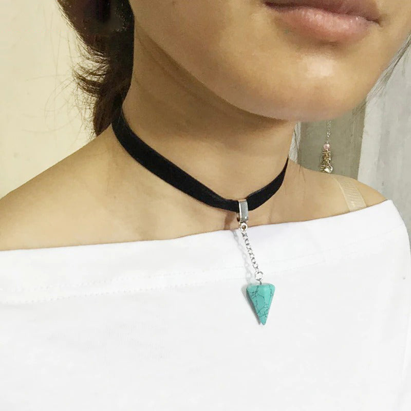 Chokerhalsketten mit kegelförmigem Anhänger aus Naturstein