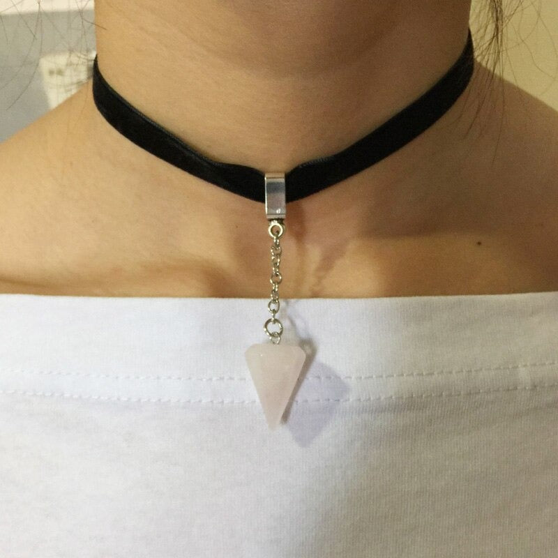 Chokerhalsketten mit kegelförmigem Anhänger aus Naturstein