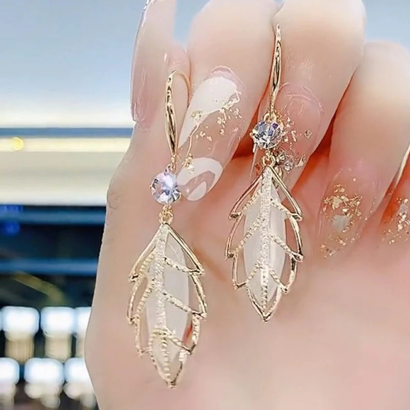 Von der Natur inspirierte Ohrhänger mit Blattopal-Anhänger