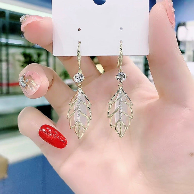 Von der Natur inspirierte Ohrhänger mit Blattopal-Anhänger