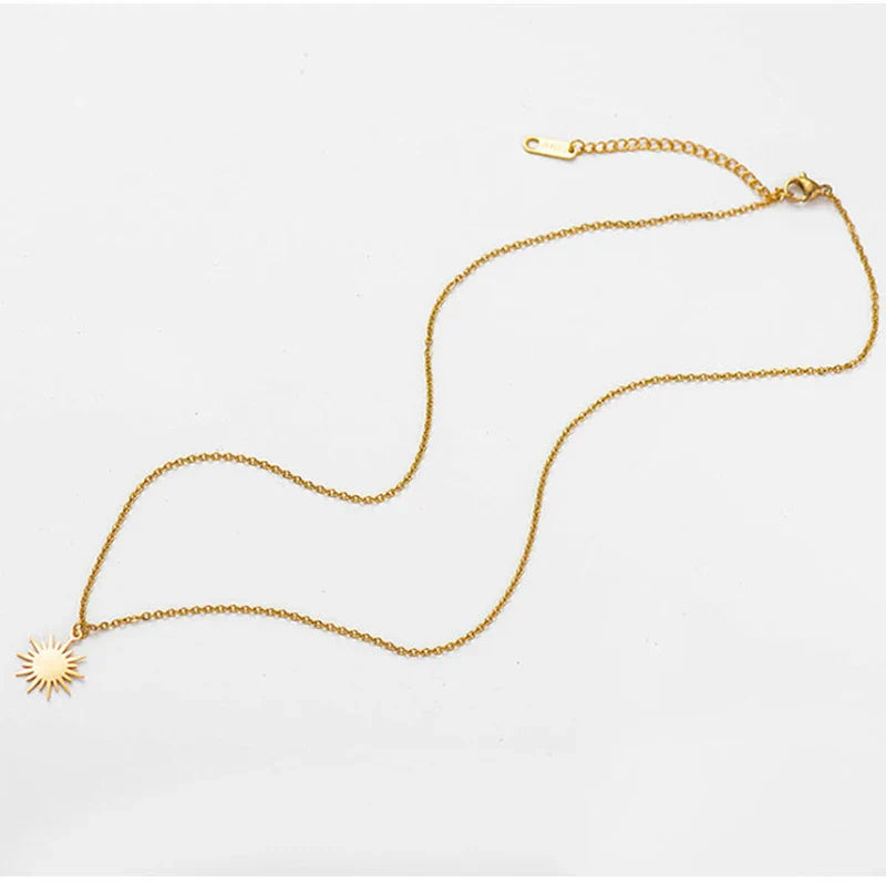 Goldene Halskette mit Sonnenanhänger – Eleganter Sunburst, himmlischer Starburst-Schmuck
