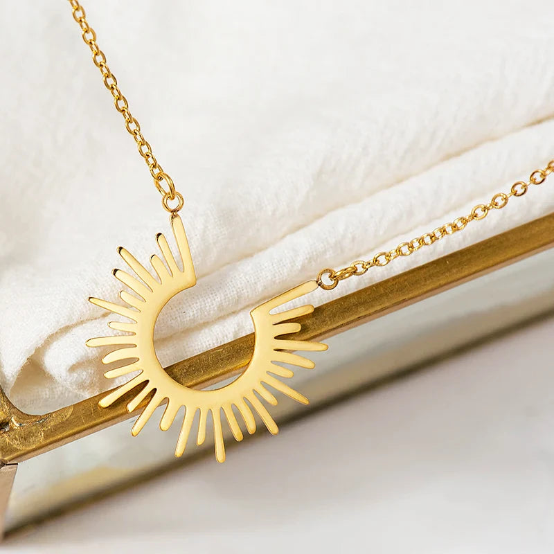 Goldene Halskette mit Sonnenanhänger – verstellbarer Sunburst-Anhänger, himmlischer Sonnenschmuck