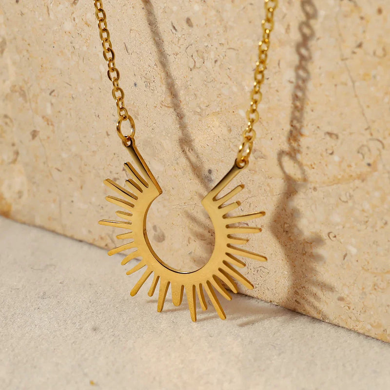 Goldene Halskette mit Sonnenanhänger – verstellbarer Sunburst-Anhänger, himmlischer Sonnenschmuck