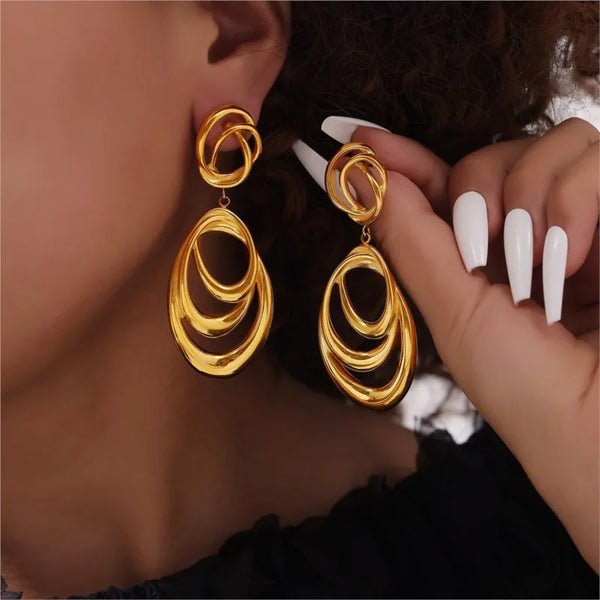 Elegante hypoallergene goldene Loop-Ohrringe