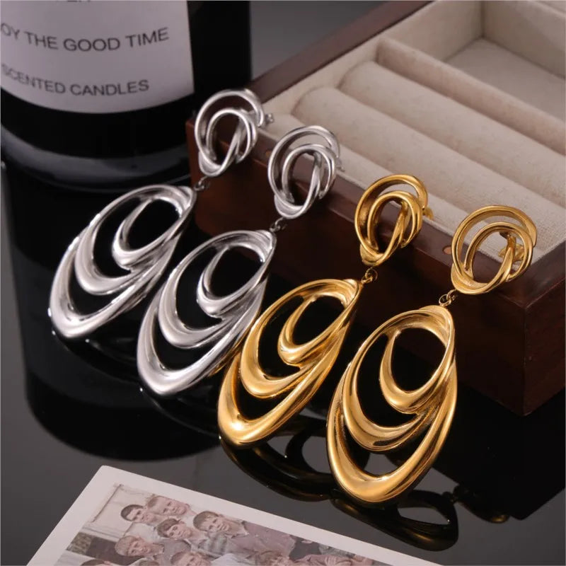 Elegante hypoallergene goldene Loop-Ohrringe