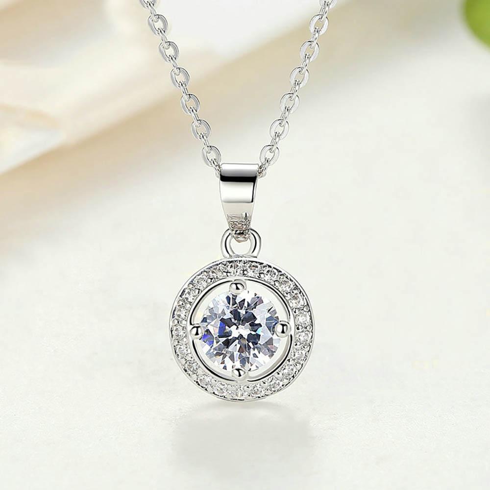 Northern Star Halskette mit rundem Anhänger und hellem Kubikzircon