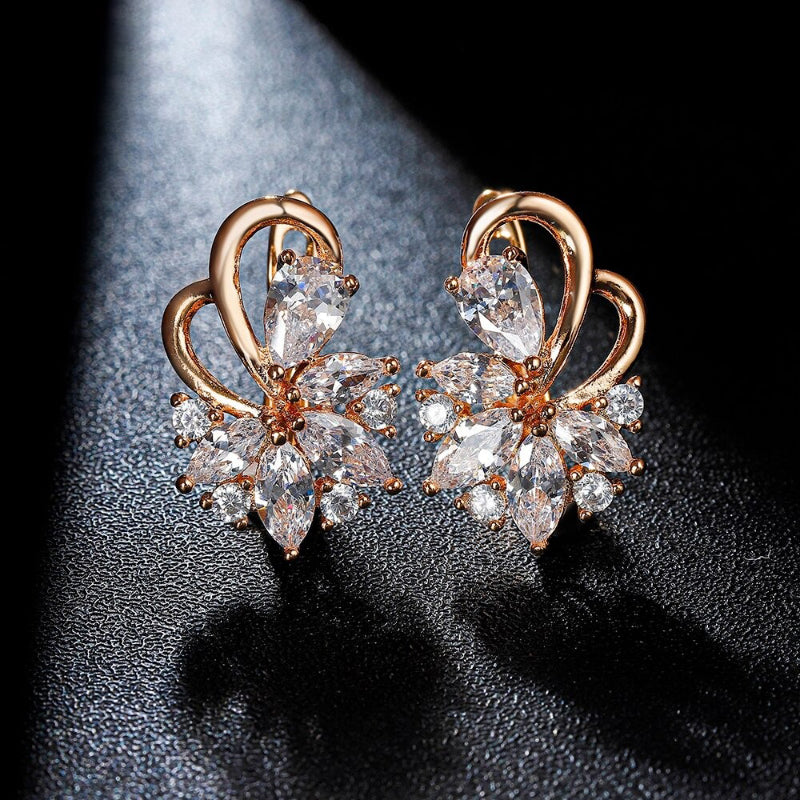 On-Fleek – Mehrfarbige Ohrstecker mit Zirkonia-Blumendesign