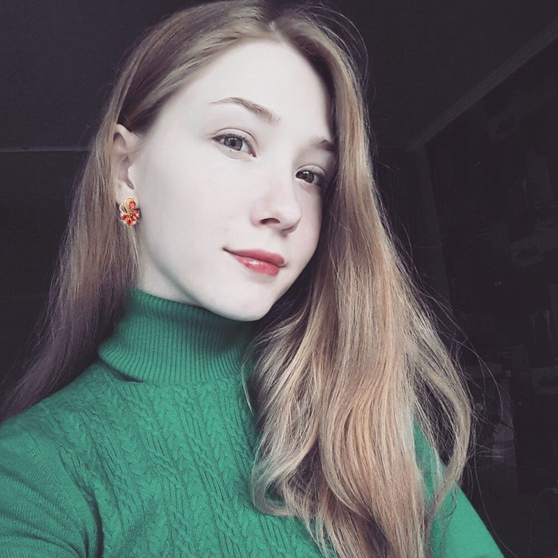 On-Fleek – Mehrfarbige Ohrstecker mit Zirkonia-Blumendesign