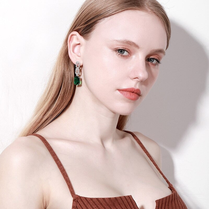 Trendige geometrische Ohrringe mit Strasssteinen und grünem Smaragd