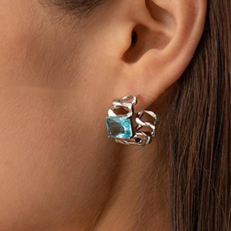 Trendige geometrische Ohrringe mit Strasssteinen und grünem Smaragd