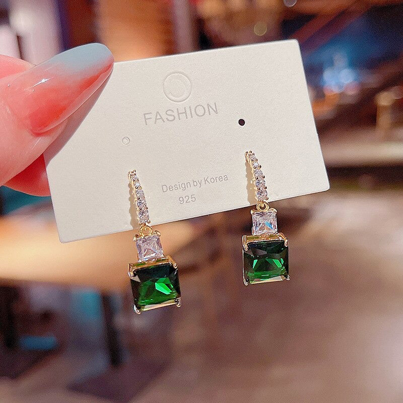 Trendige geometrische Ohrringe mit Strasssteinen und grünem Smaragd