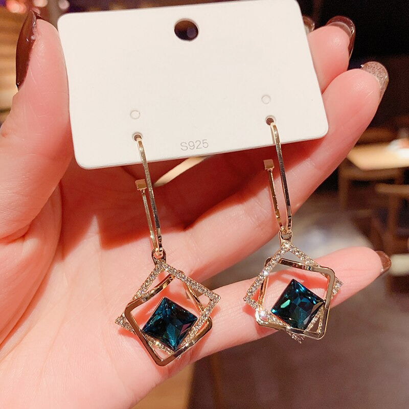 Trendige geometrische Ohrringe mit Strasssteinen und grünem Smaragd