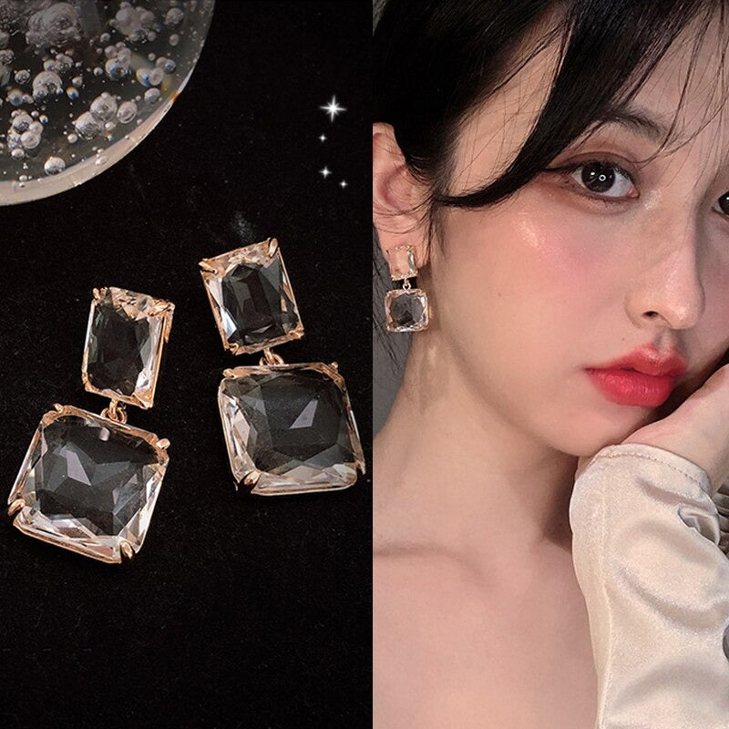 Trendige geometrische Ohrringe mit Strasssteinen und grünem Smaragd