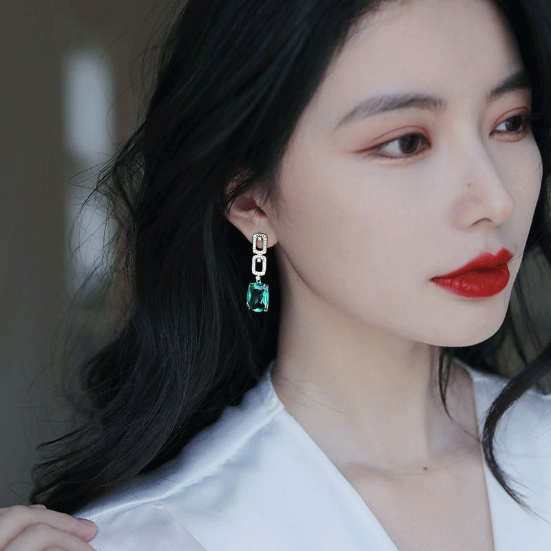 Trendige geometrische Ohrringe mit Strasssteinen und grünem Smaragd