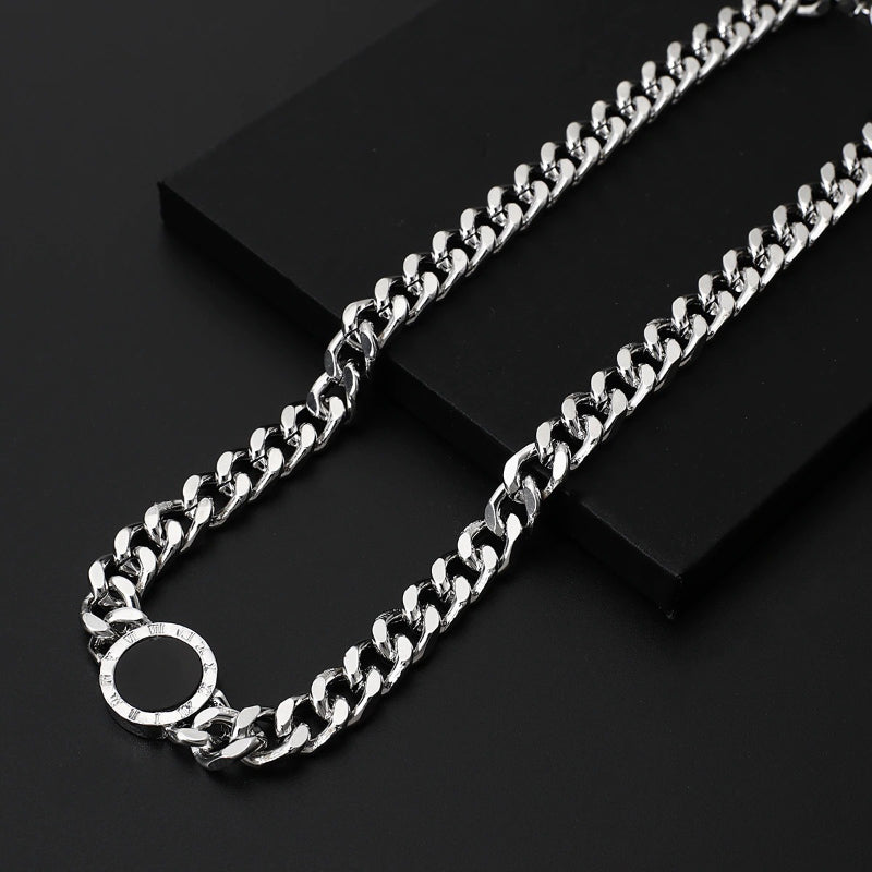 Trendiger Anhänger mit römischen Ziffern und dicken Choker-Ketten
