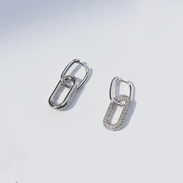 Einseitig mit Zirkonia besetzte, doppelte, ovale, geometrische Creolen