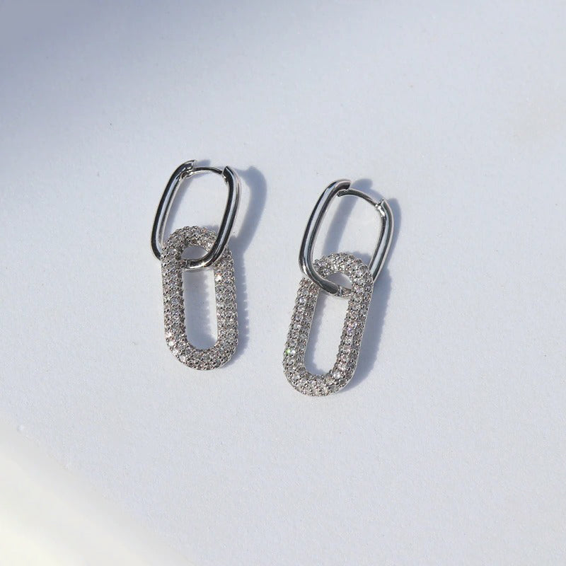 Einseitig mit Zirkonia besetzte, doppelte, ovale, geometrische Creolen