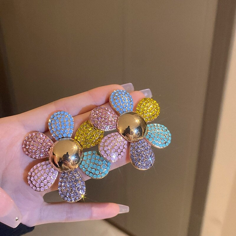 Übergroße farbenfrohe Statement-Ohrringe mit Strasssteinen und Blumen