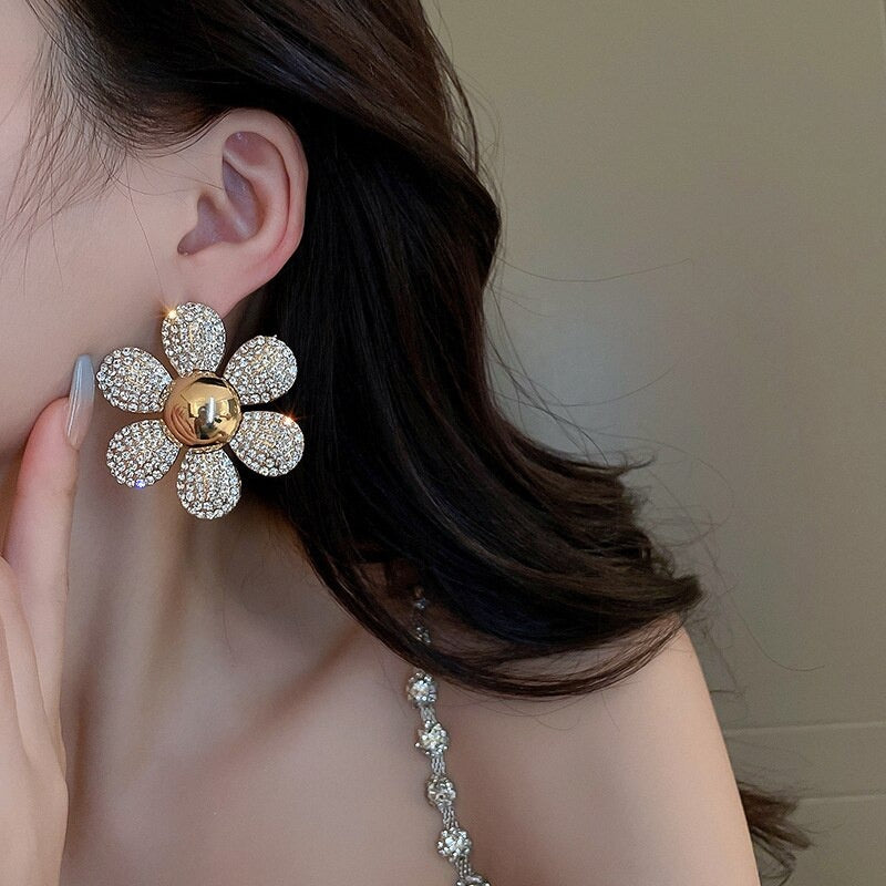 Übergroße farbenfrohe Statement-Ohrringe mit Strasssteinen und Blumen