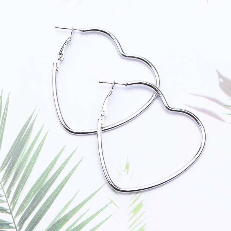 Übergroße hohle Ohrhänger in Herzform