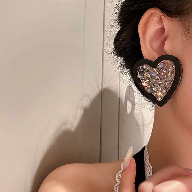 Übergroße, schöne, schwarze Ohrstecker in Herzform