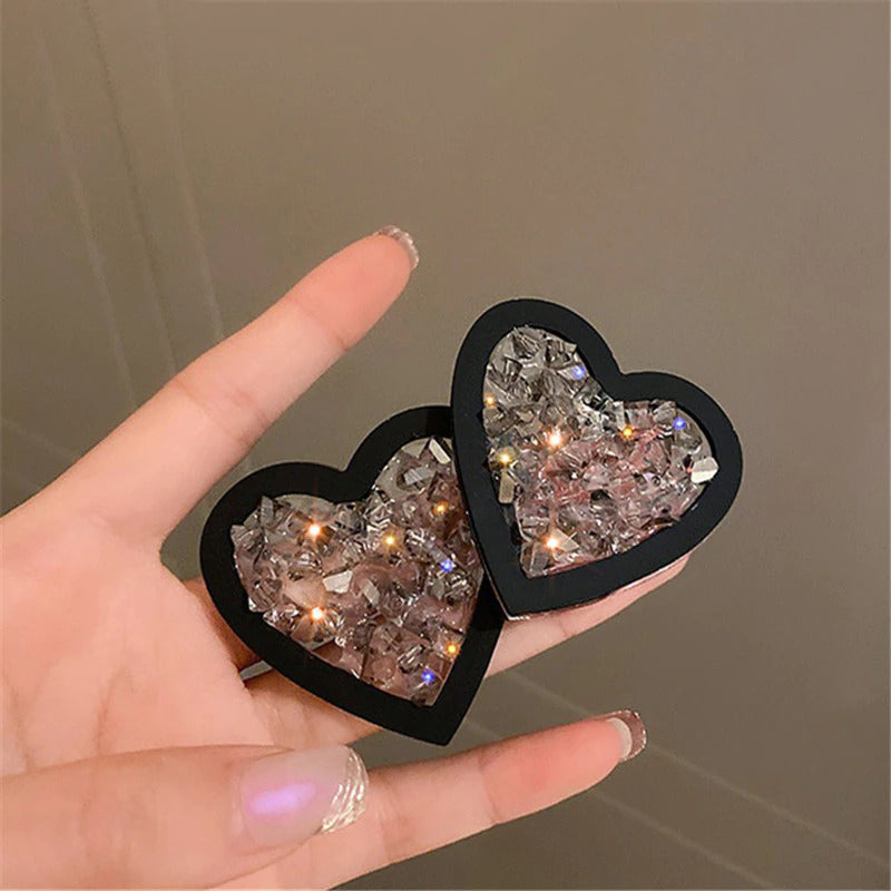 Übergroße, schöne, schwarze Ohrstecker in Herzform