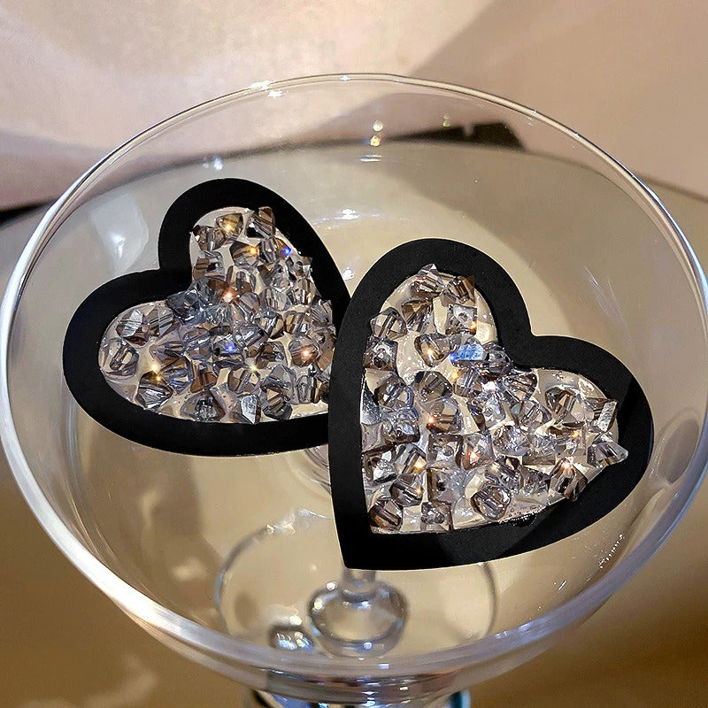 Übergroße, schöne, schwarze Ohrstecker in Herzform