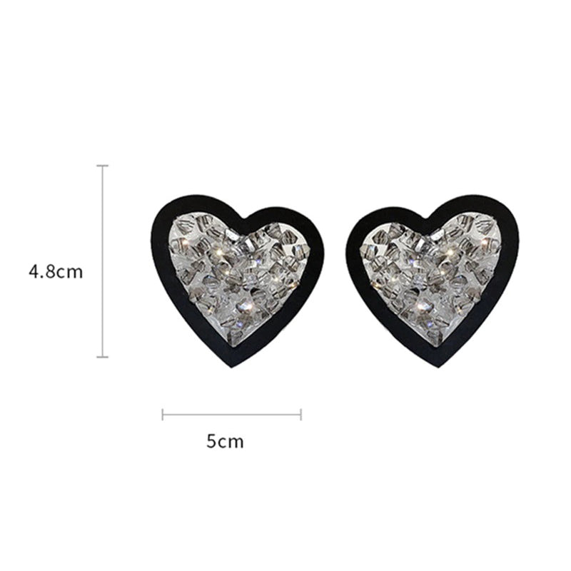 Übergroße, schöne, schwarze Ohrstecker in Herzform