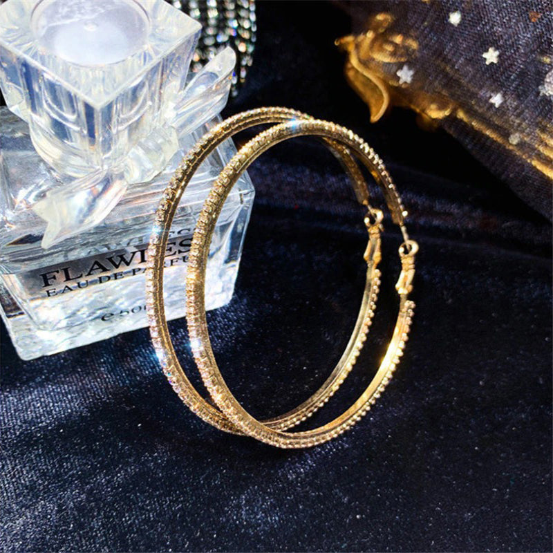 Übergroße, mit Strasssteinen besetzte, modische Creolen