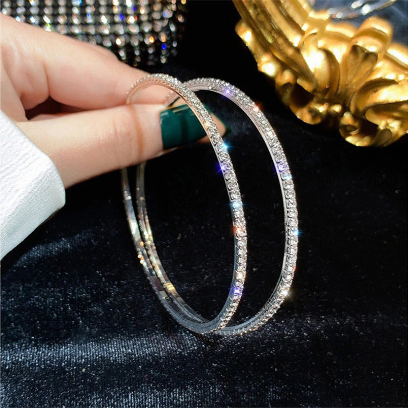 Übergroße, mit Strasssteinen besetzte, modische Creolen