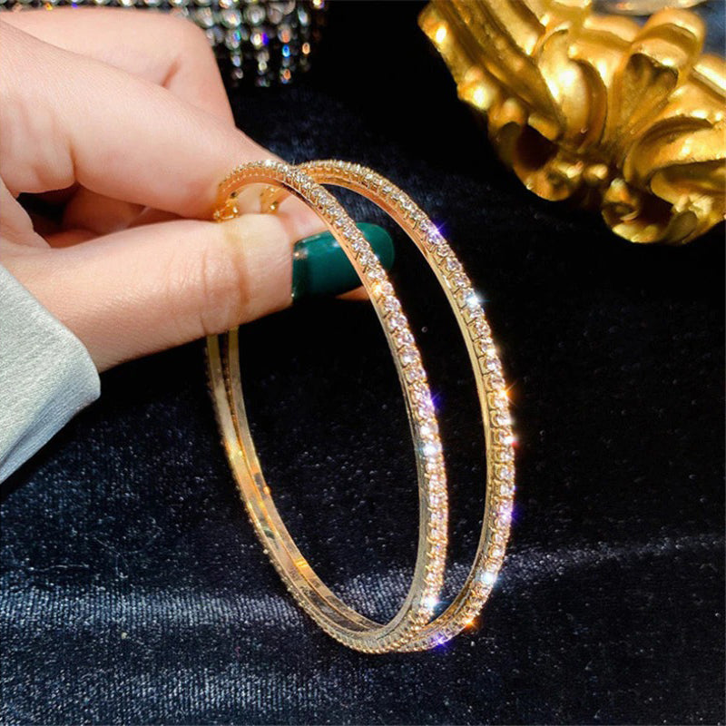 Übergroße, mit Strasssteinen besetzte, modische Creolen