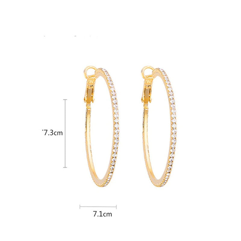 Übergroße, mit Strasssteinen besetzte, modische Creolen