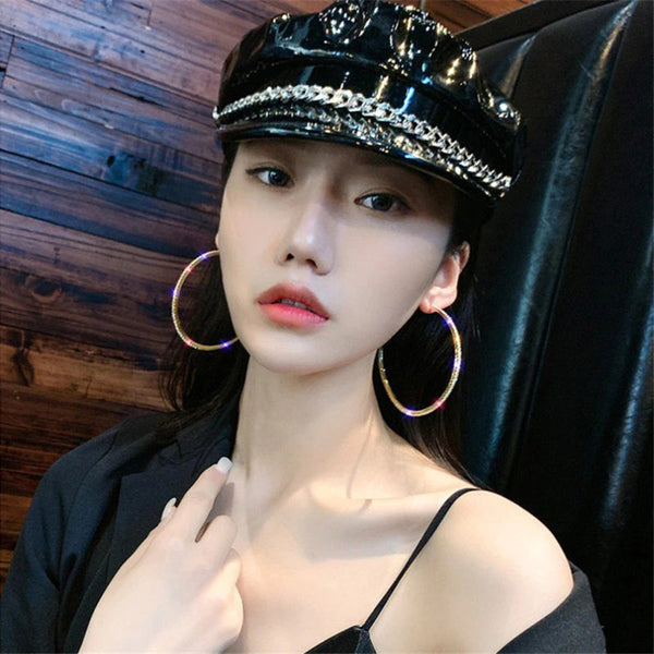 Übergroße, mit Strasssteinen besetzte, modische Creolen