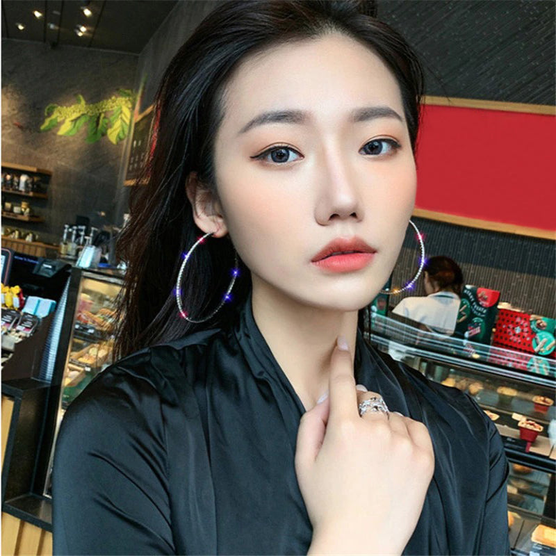 Übergroße, mit Strasssteinen besetzte, modische Creolen