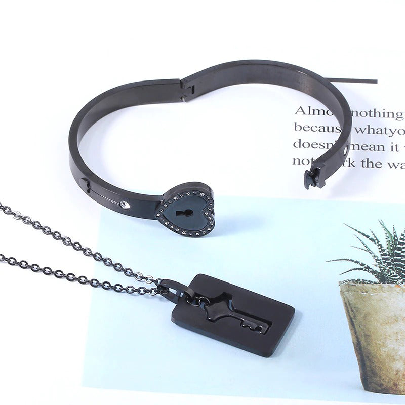 Schmuckset für leidenschaftliche Paare mit Herz-Armband und Halskette mit Schlüsselanhänger
