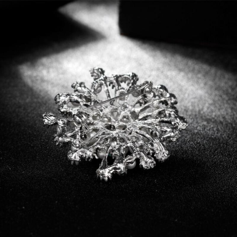 Perlenblumen-Strassbrosche