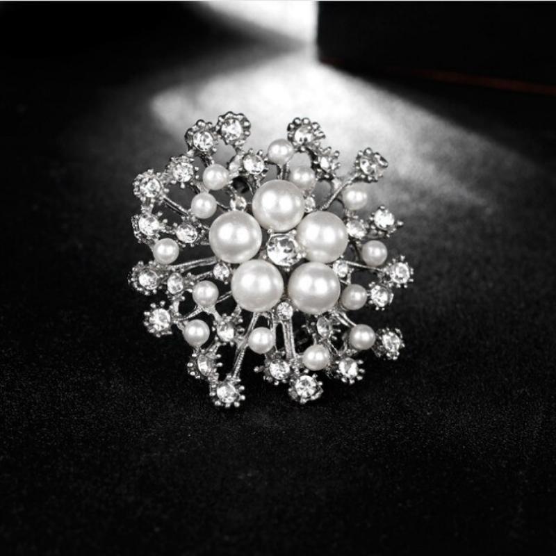 Perlenblumen-Strassbrosche