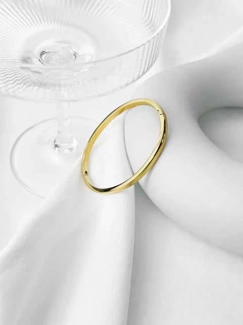 Eleganter goldener Armreif, minimalistisch und raffiniert