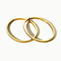 Eleganter goldener Armreif, minimalistisch und raffiniert