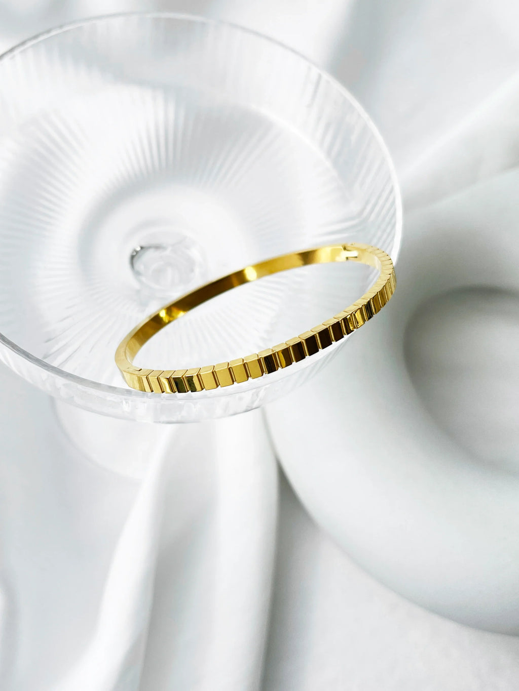 Eleganter goldener Armreif, minimalistisch und raffiniert