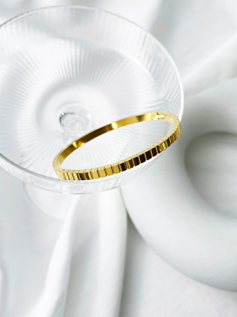 Eleganter goldener Armreif, minimalistisch und raffiniert