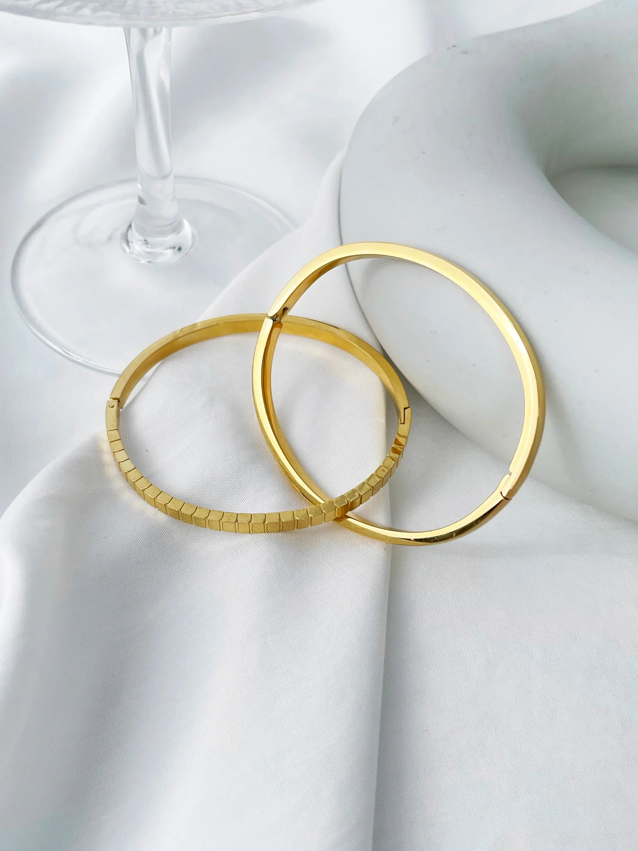 Eleganter goldener Armreif, minimalistisch und raffiniert