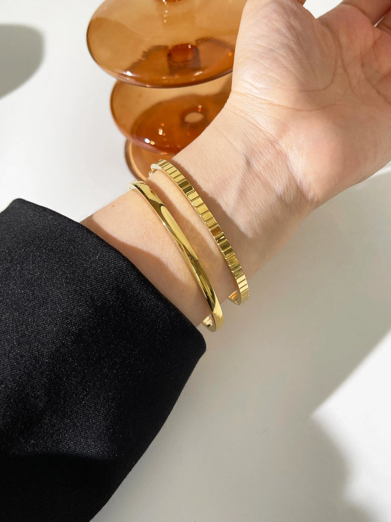 Eleganter goldener Armreif, minimalistisch und raffiniert