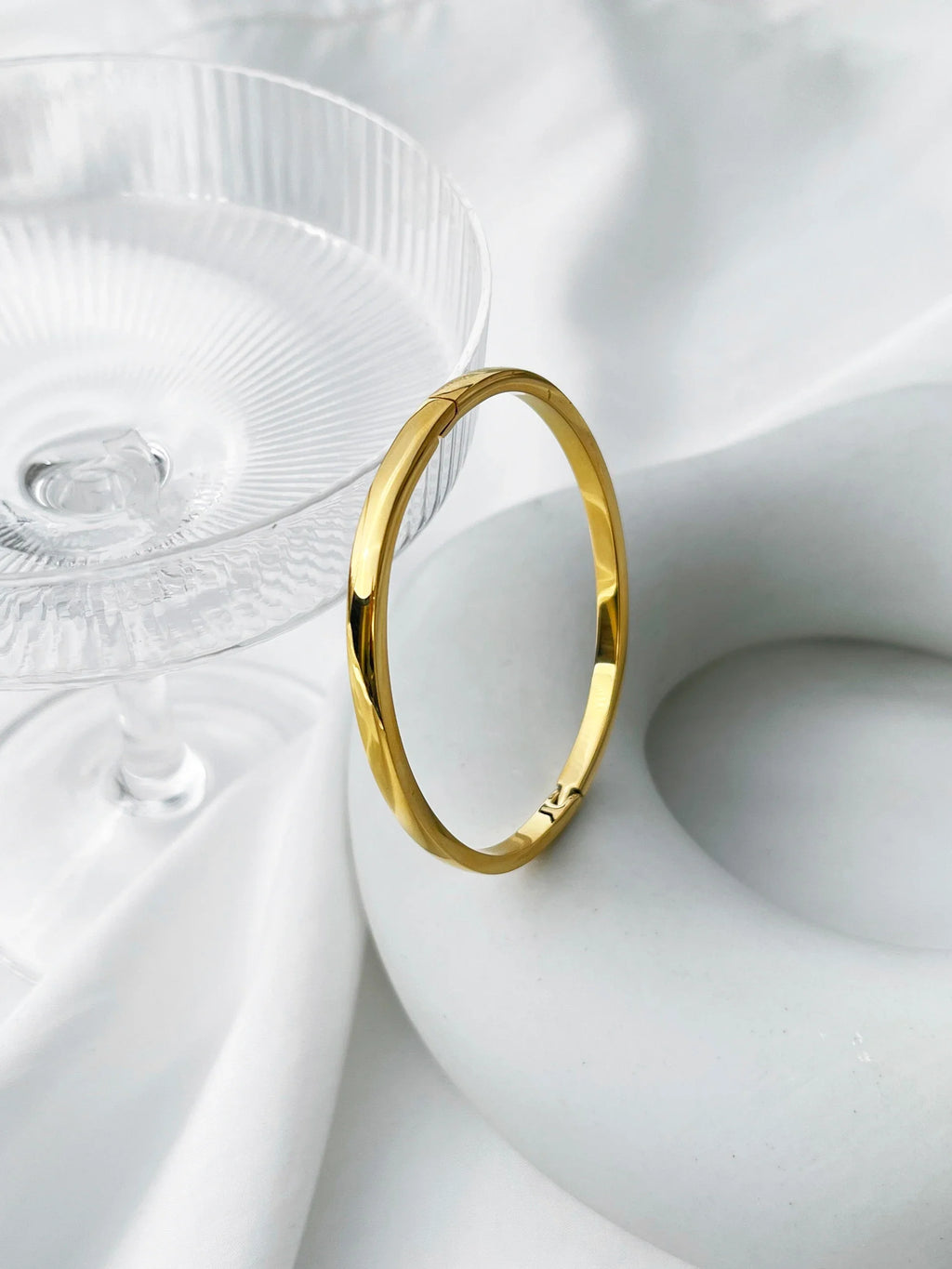 Eleganter goldener Armreif, minimalistisch und raffiniert