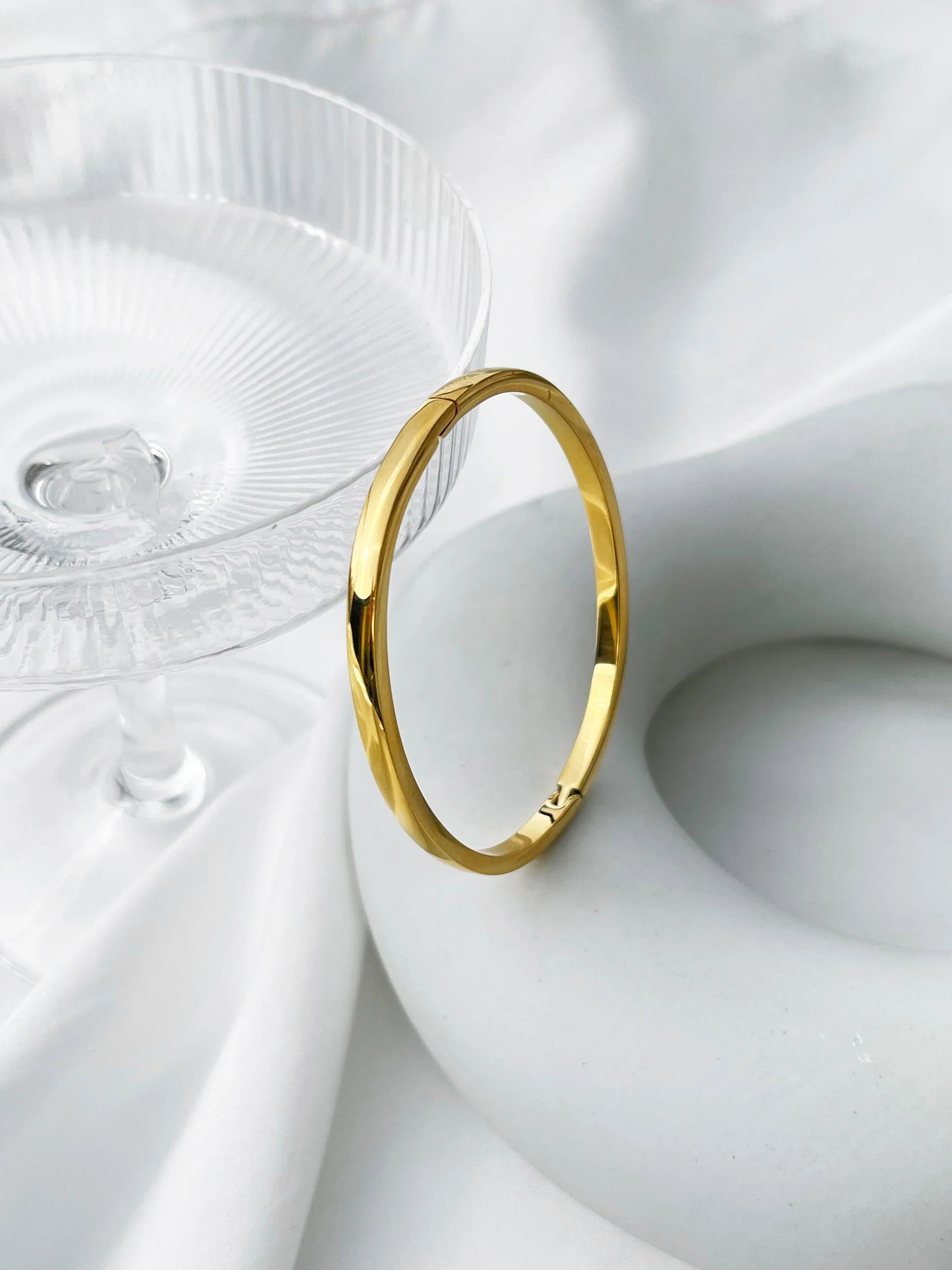 Eleganter goldener Armreif, minimalistisch und raffiniert