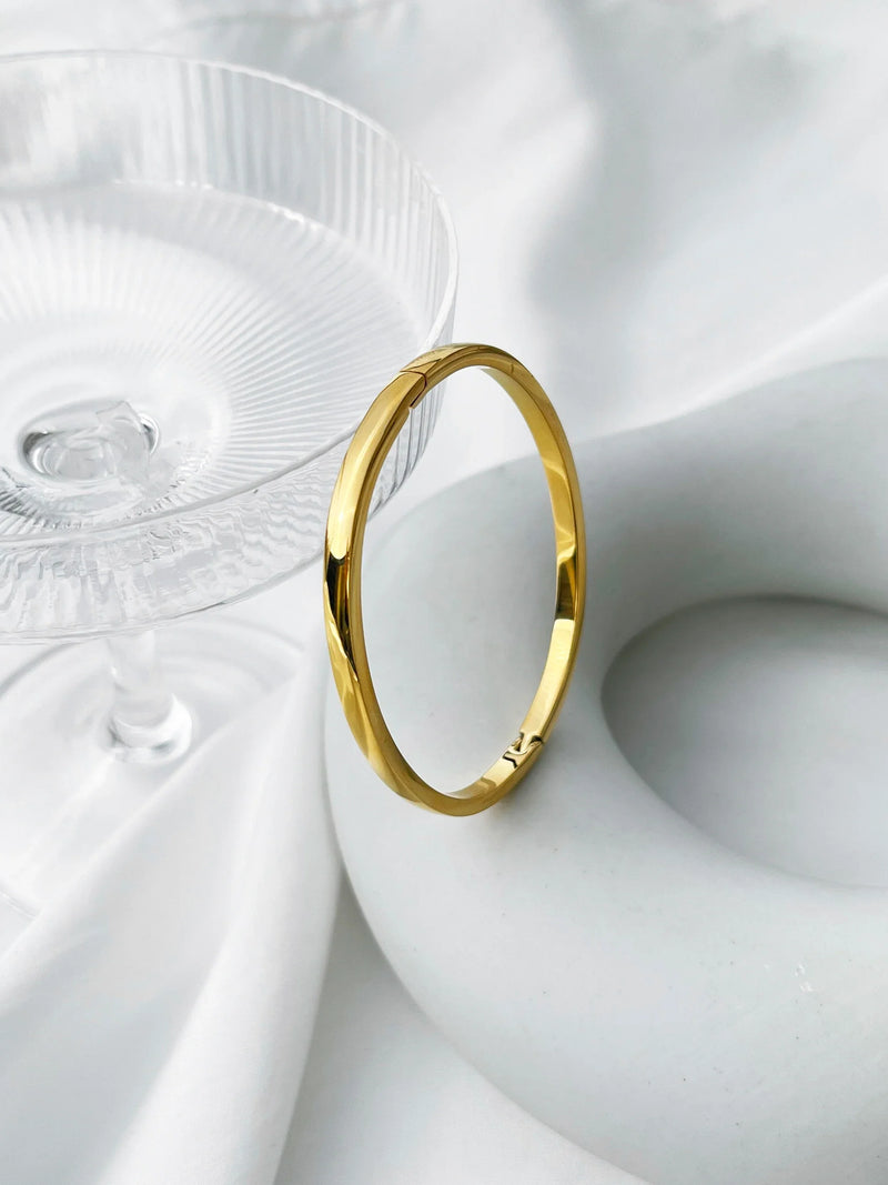 Eleganter goldener Armreif, minimalistisch und raffiniert